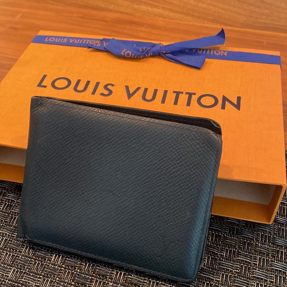 **Authentic** Men’s Black Louis Vuitton Wallet